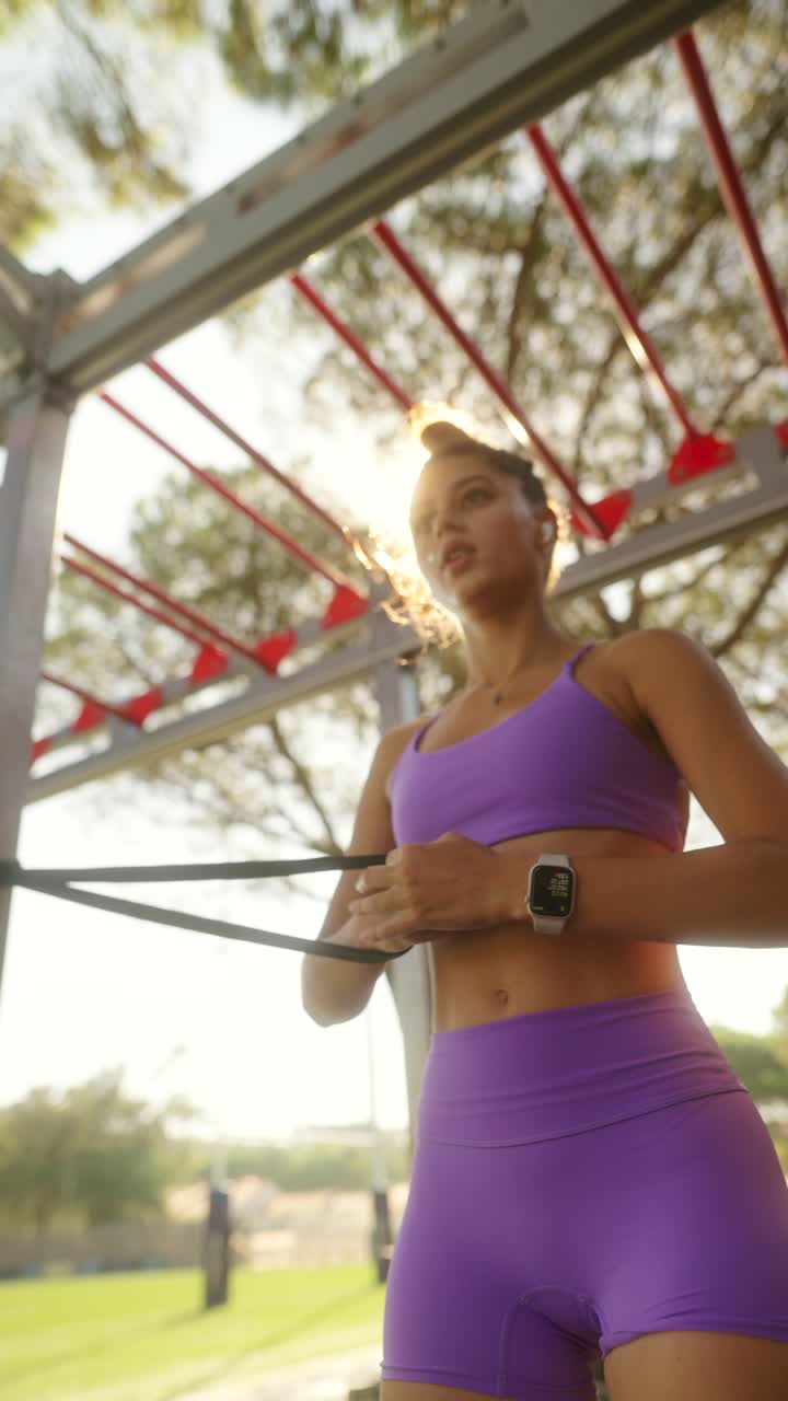 mujer haciendo ejercicio al aire libre con banda de resistencia