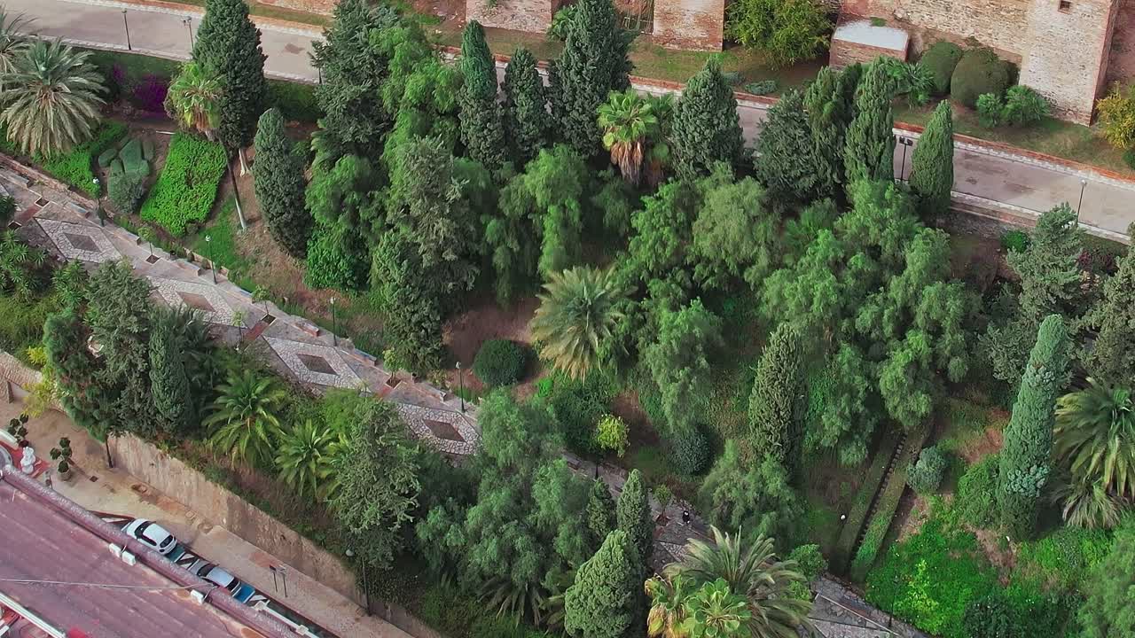 Esplorare le aree verdi a Malaga, Spagna, vicino alle mura della città