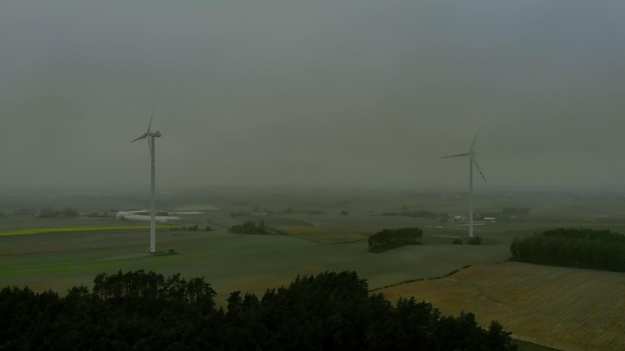 바람 농장에서 안개가 자욱한 아침에 공중 영상, 풍차는 들판에서 함께 가깝습니다.