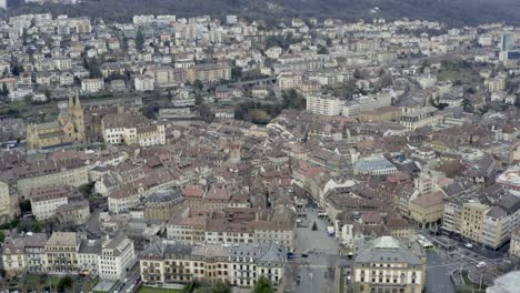 El-Romántico-Pueblo-De-Neuchâtel-Ubicado-En-El-Hermoso-Lago-Durante-La-Temporada-De-Invierno-En-El-Paisaje-Alpino-Suizo,-Suiza,-Europa