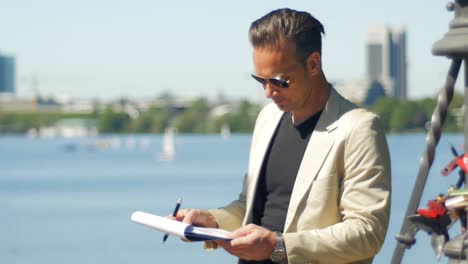 un hombre de negocios de contenido está hojeando papeles comerciales