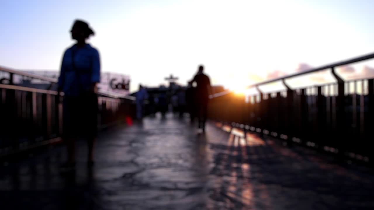 거리를 건너는 사람들과 함께 바쁜 큰 도시에서 초점을 맞추지 않는 배경