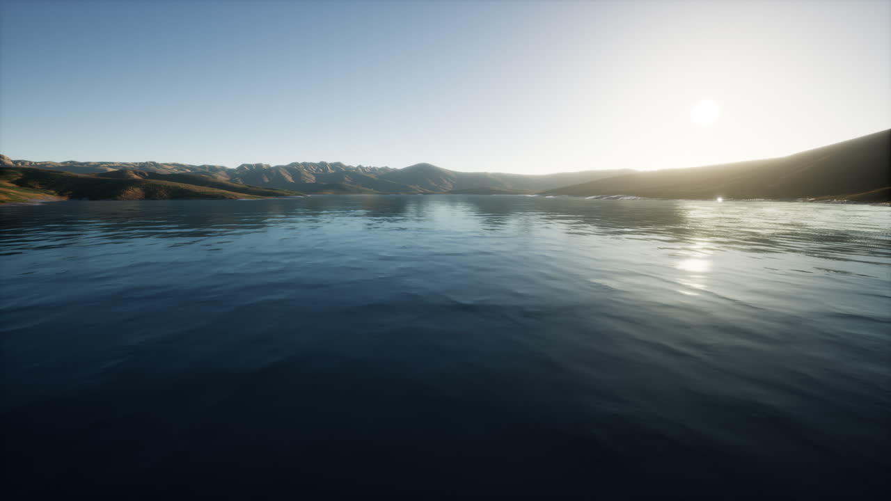 여름날 언덕에 있는 호수