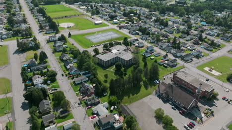 Toma-Aérea-Captura-La-Escuela-Y-Los-Campos-Circundantes-En-Madawaska,-Maine