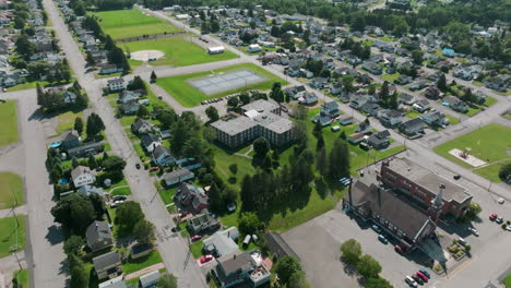 disparo aéreo captura la escuela y los campos circundantes en madawaska, maine