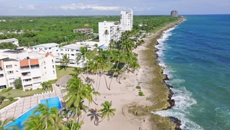 playa con palmeras y alojamientos a orillas del mar en juan dolio, república dominicana