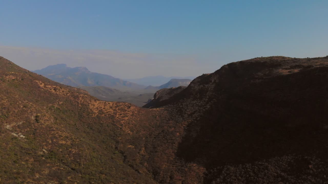 vista aérea del monte sagrado ololokwe del pueblo samburu en el norte de kenia