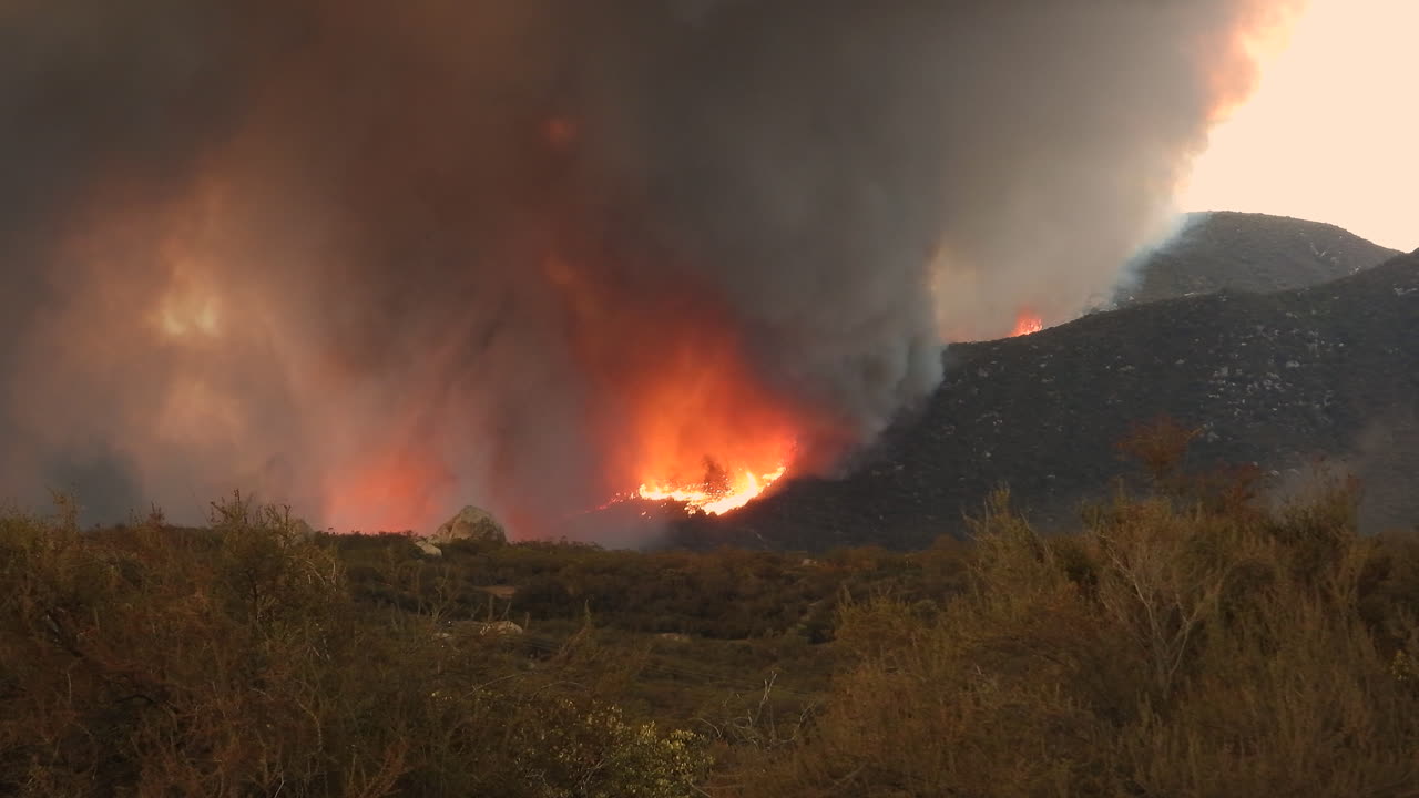 Incendio Fairview California, montagne, foresta in fiamme, ampia panoramica di giorno.