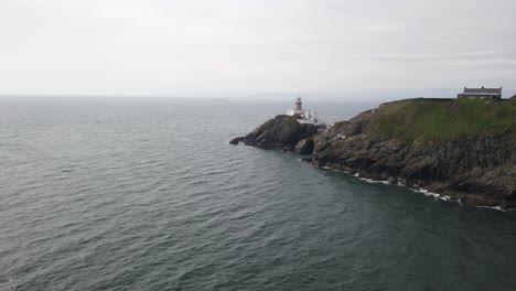 Unheimliche-Insel-Howth-Head-Baily-Leuchtturm-An-Der-Spitze-Antenne