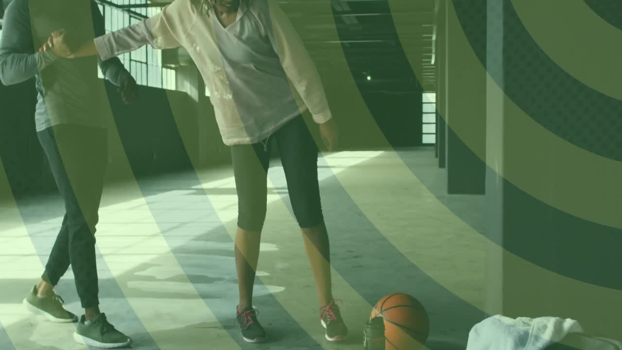 동심 원이 아프리카계 미국인 남성을 상대로 움직여 여성이 일어서도록 돕고 있습니다.