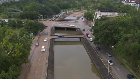 Drohnenansicht-Der-Überschwemmung-Unter-Der-Brücke-Auf-Dem-Allen-Parkway-In-Houston,-Texas