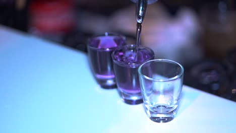 alcohol wordt in een shotglas gegoten