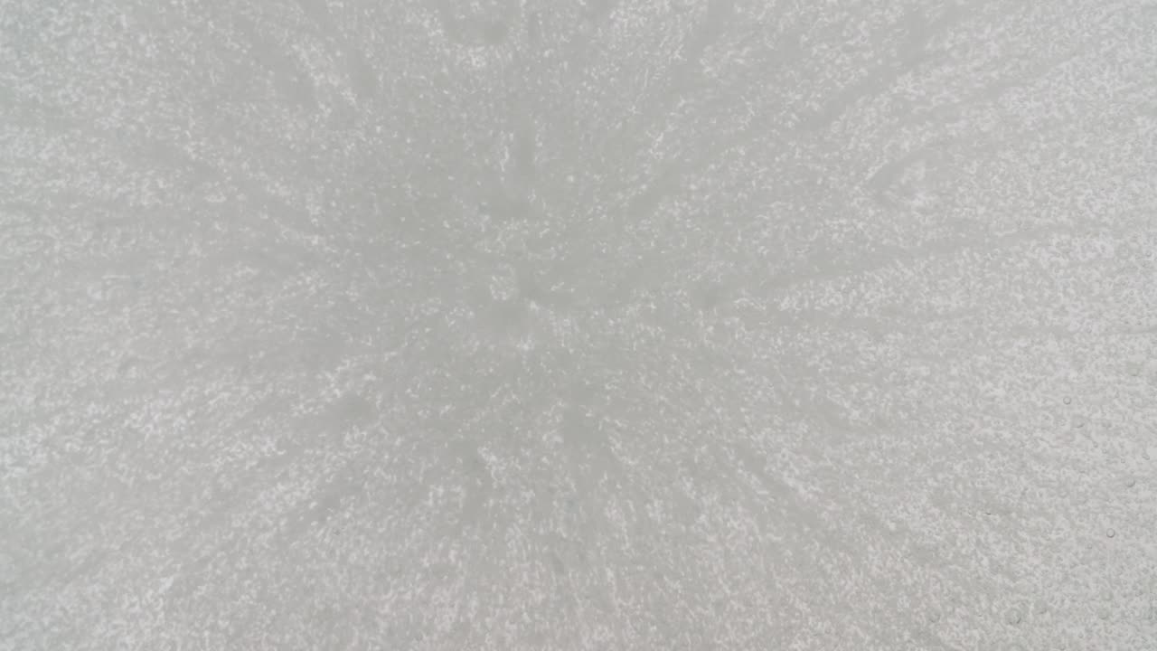 toma superior en cámara lenta de líquido burbujeante