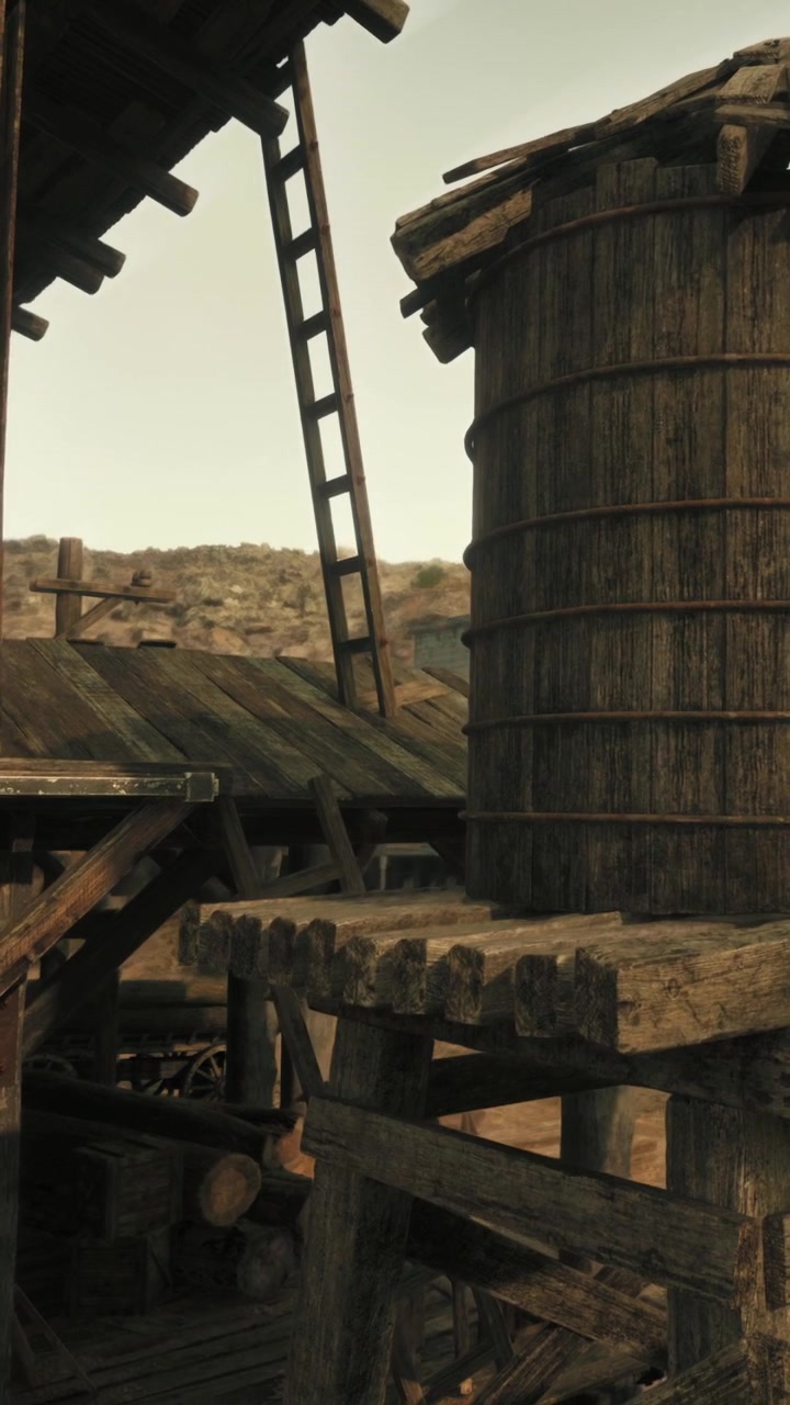 Gammel trækonstruktion med silo og stige på et landligt sted om dagen.