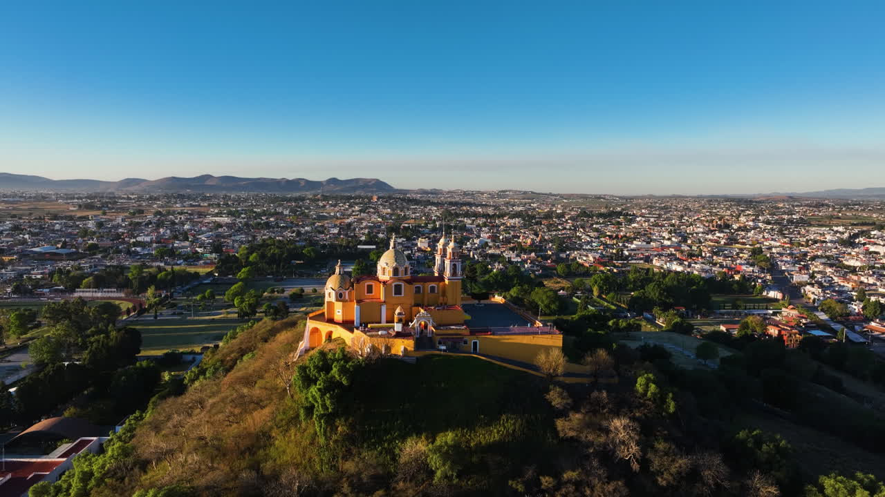 Drone in orbita intorno alla Chiesa di Nostra Signora dei Rimedi nella soleggiata Cholula, Messico.