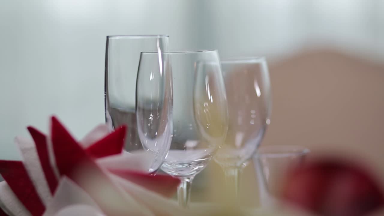 copos vazios e guardanapos em uma mesa