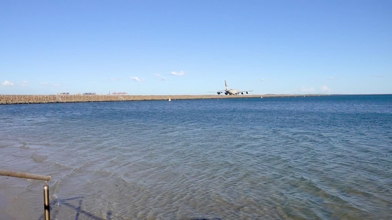 Timelapse of Sydney Airport as Planes Land