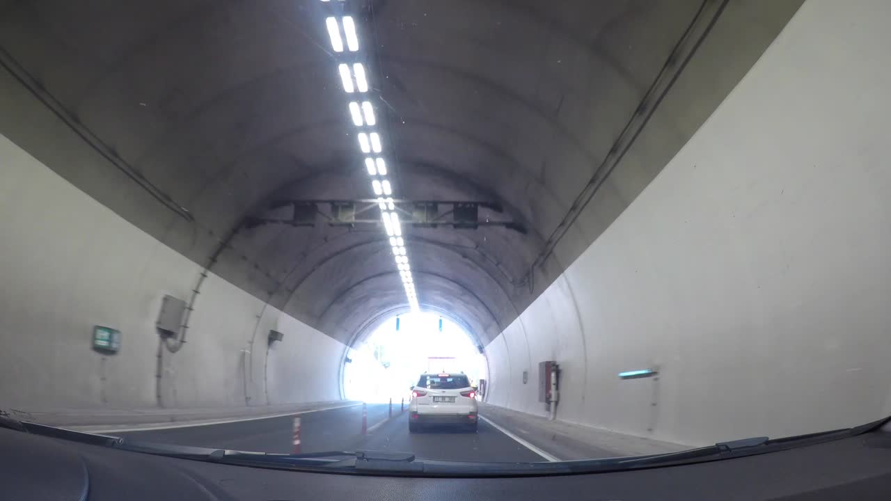 차량 내부의 카메라에서 도시, 자연 및 교통 뷰.