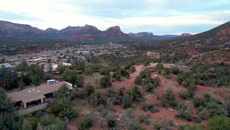 Casas-Y-Antenas-De-Roca-Roja-En-Sedona,-Arizona