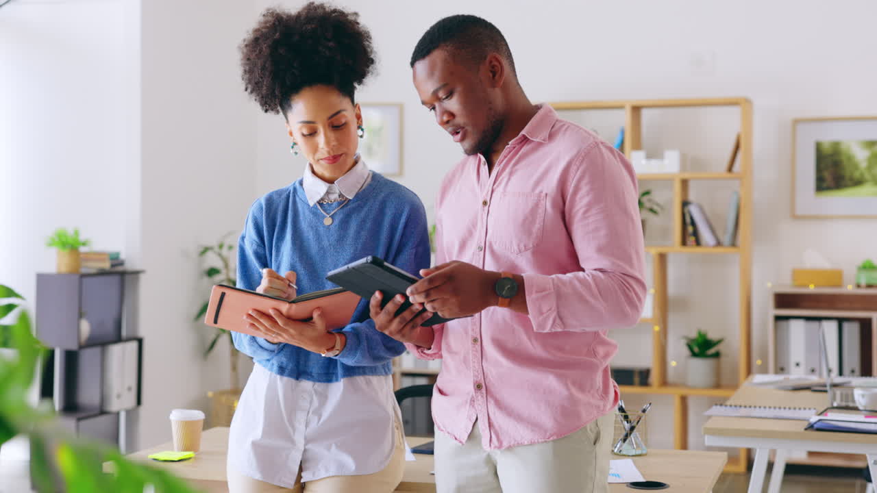 Tablette, personnes d'affaires et prise de notes