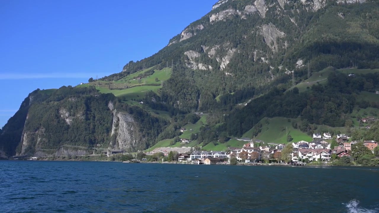 Blick auf den Fährbetrieb auf dem Vierwaldstättersee, Schweiz.