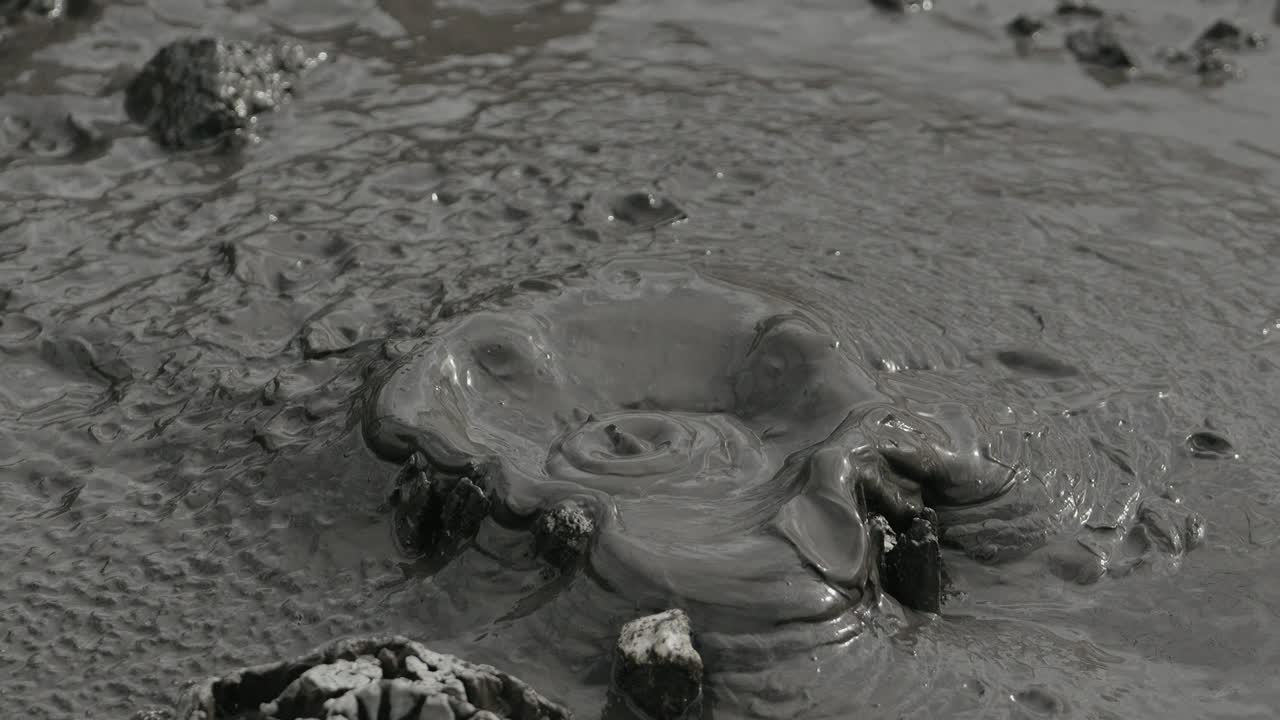 кипящий горячий геотермальный вулканический грязевой бассейн, крупный снимок парное озеро бурлящее грязь и пар удовлетворяет