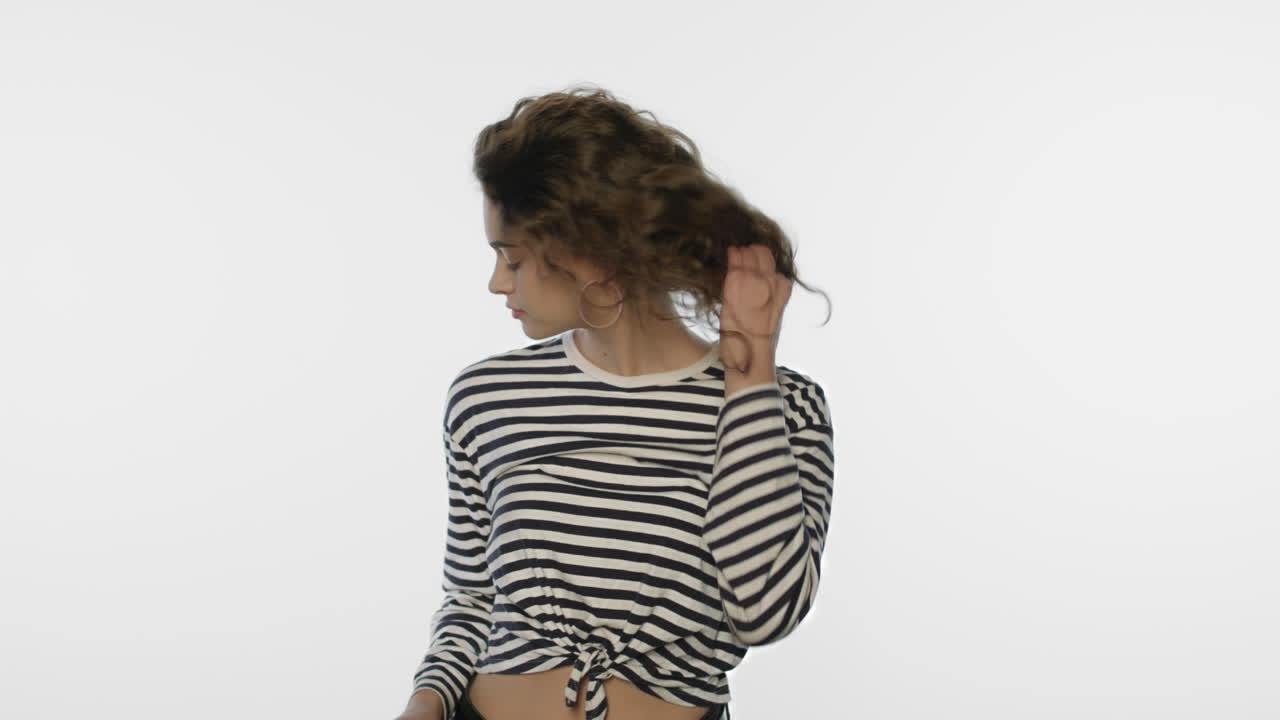 색 배경 에 미소 짓는 젊은 여자