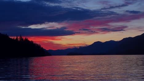 Puesta-De-Sol-De-Inspiración-En-El-Lago-Con-Montañas-De-Fondo