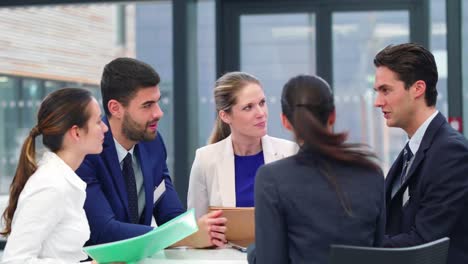 Empresarios-Discutiendo-Durante-Una-Reunión-En-La-Oficina