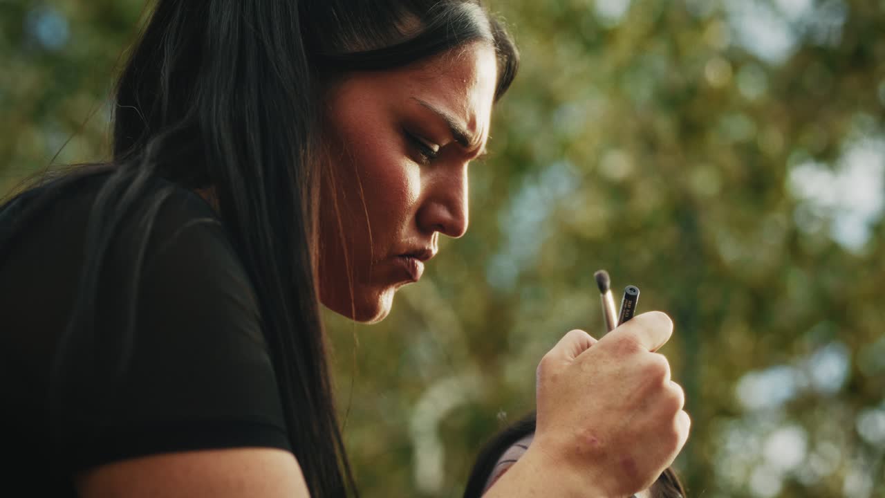 메이크업 아티스트가 메이크업을 하고 있습니다.