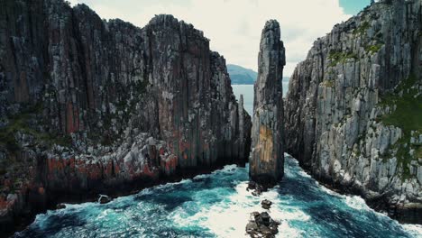 Cape-Hauy-Drone-Front-View-Pan-in-Tasmania,-Australia