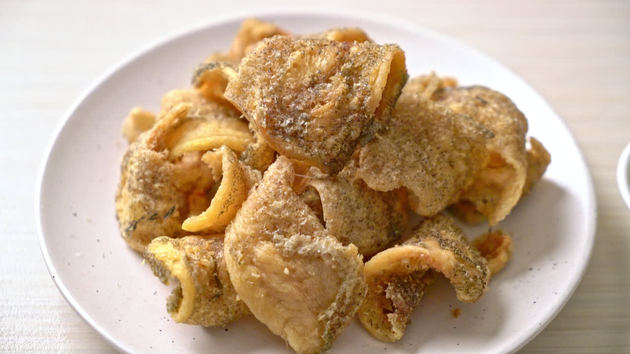 매콤한 해산물 소스를 곁들인 바삭한 구라미 생선