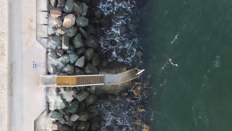 Surfer-Nutzen-Eine-Neu-Errichtete-Meeresplattform-Und-Treppen,-Die-Einen-Sicheren-Zugang-Zu-Einem-Beliebten-Surfstrand-Ermöglichen