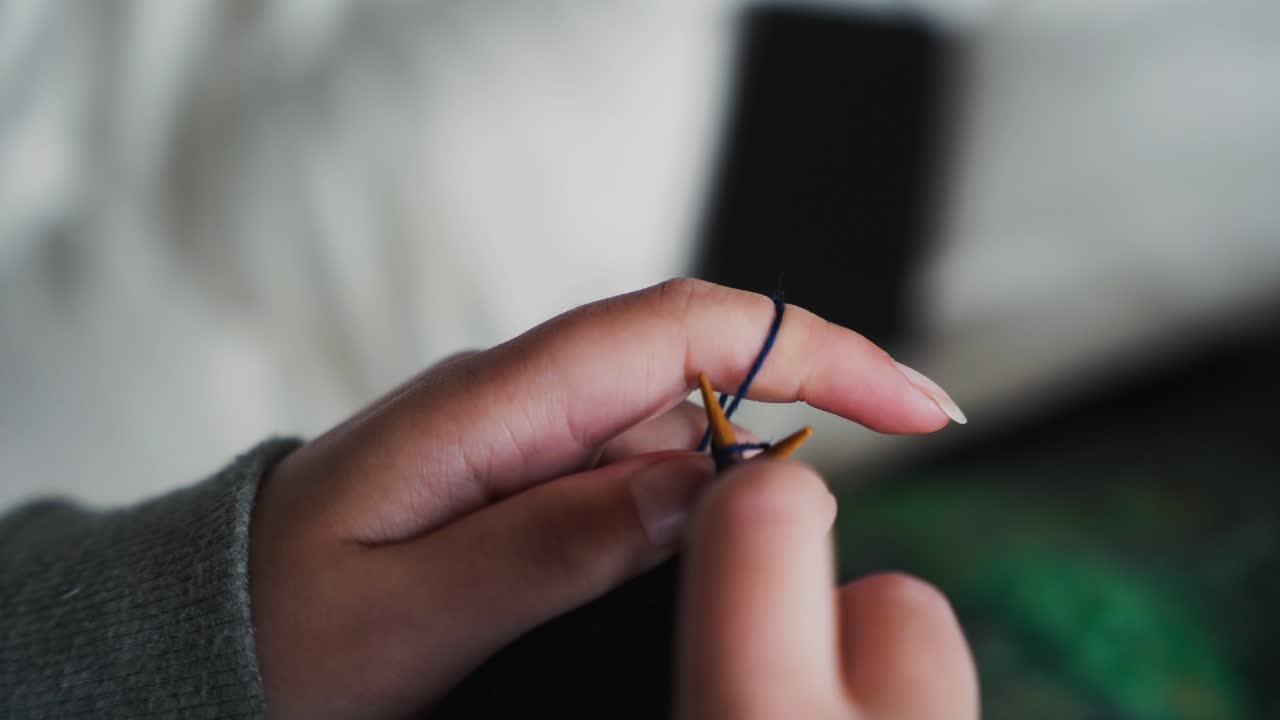 mujer usando agujas de tejer - 4k