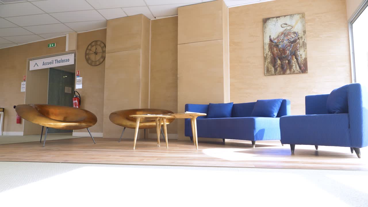 럭셔리 현대 스파 호텔 내의 좌석 구역의 느린 회전  ⁇