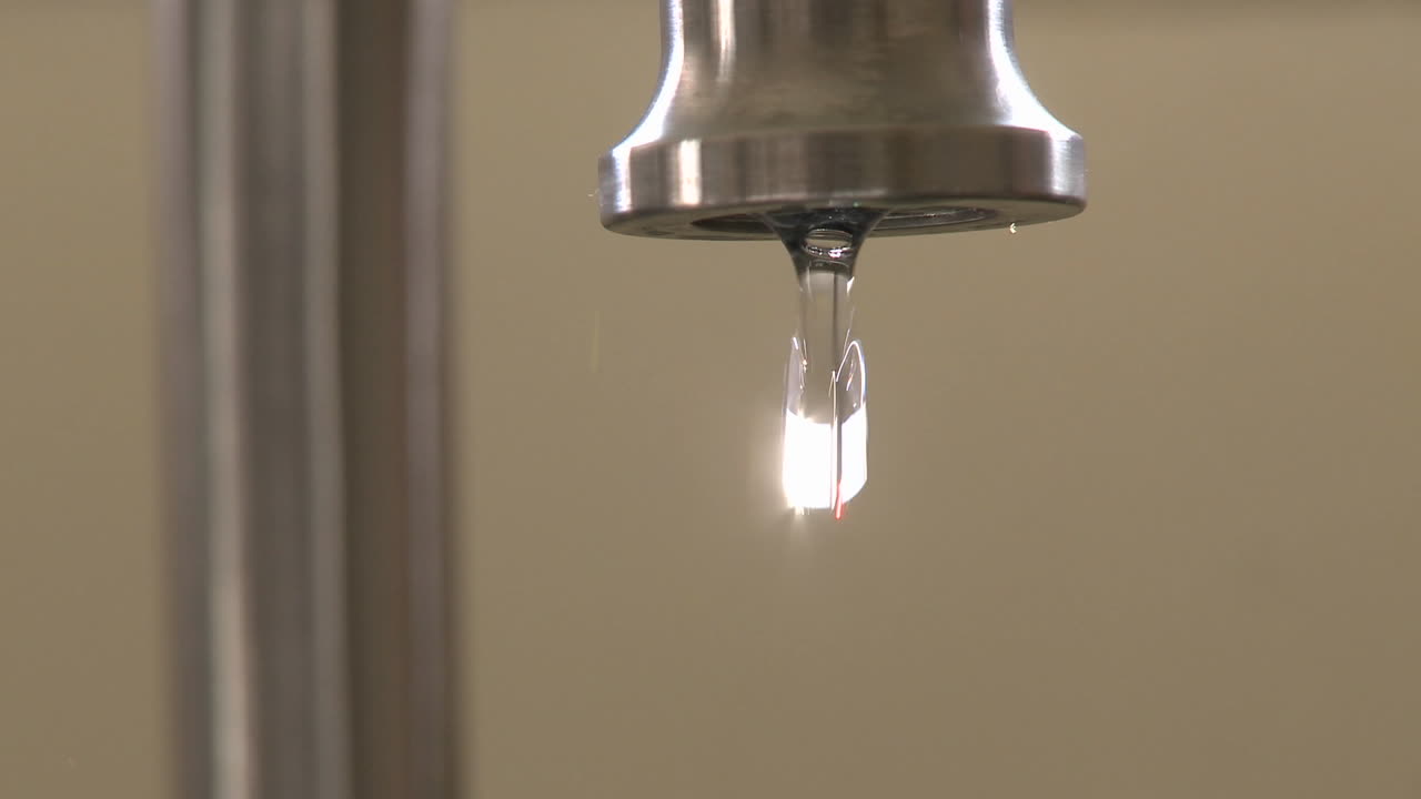 오크 뷰 캘리포니아의 수도꼭지에서 빠르게 떨어지는 물을 닫습니다