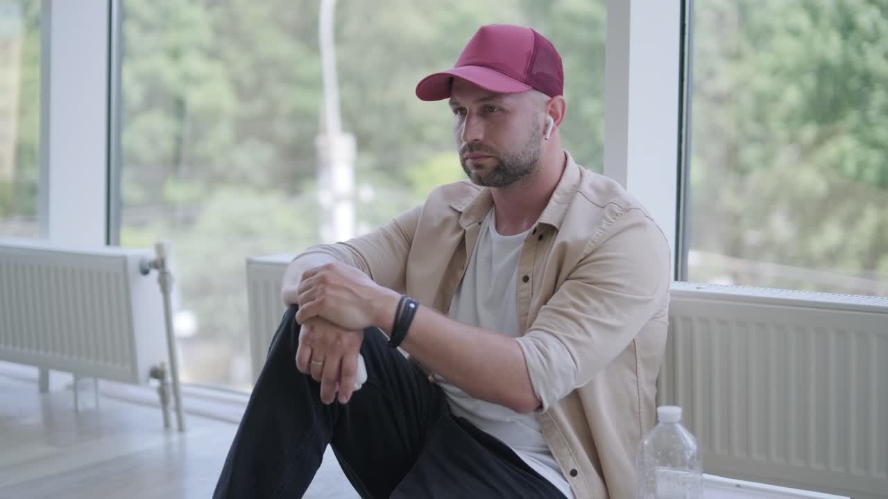 hombre bailando breakdance en un estudio moderno