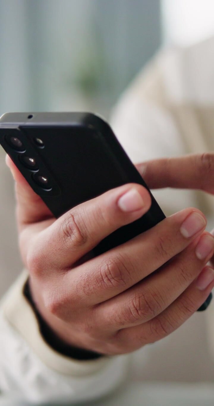 Primo piano di una persona che usa lo smartphone