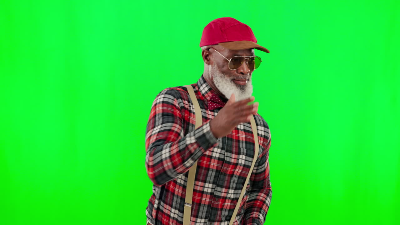 baile, música y un hombre negro mayor en un verde