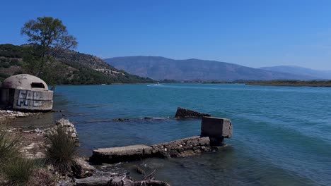 bunkers de la guerra fría y restos de cemento junto al mar, testigos silenciosos de las tensiones, revelando un capítulo histórico junto al mar