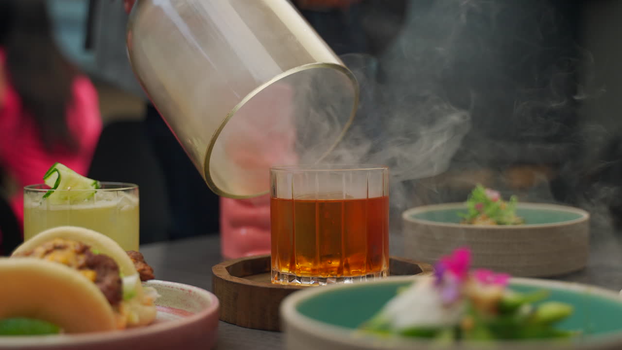 먹을 준비가 된 많은 멋진 레스토랑 요리