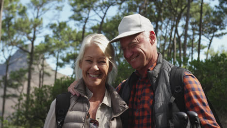 vista frontal de una pareja de ancianos activos en el bosque