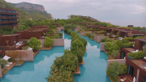 complejo de lujo con piscinas y villas