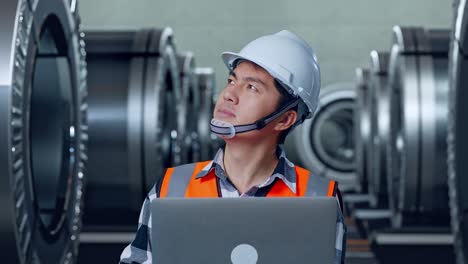 製造工場の計画を検討するエンジニア