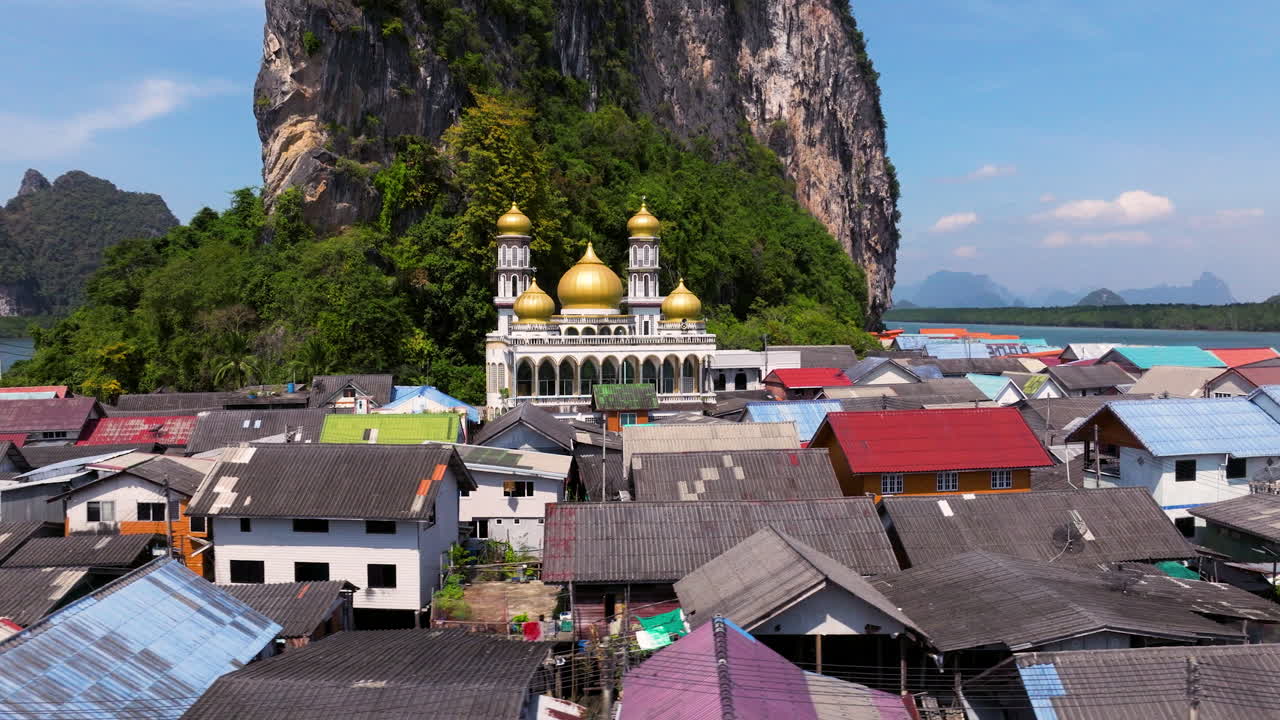 Permukiman Desa Terapung Dan Masjid Darussalam Di Ko Panyi, Thailand. Rekaman Drone Udara