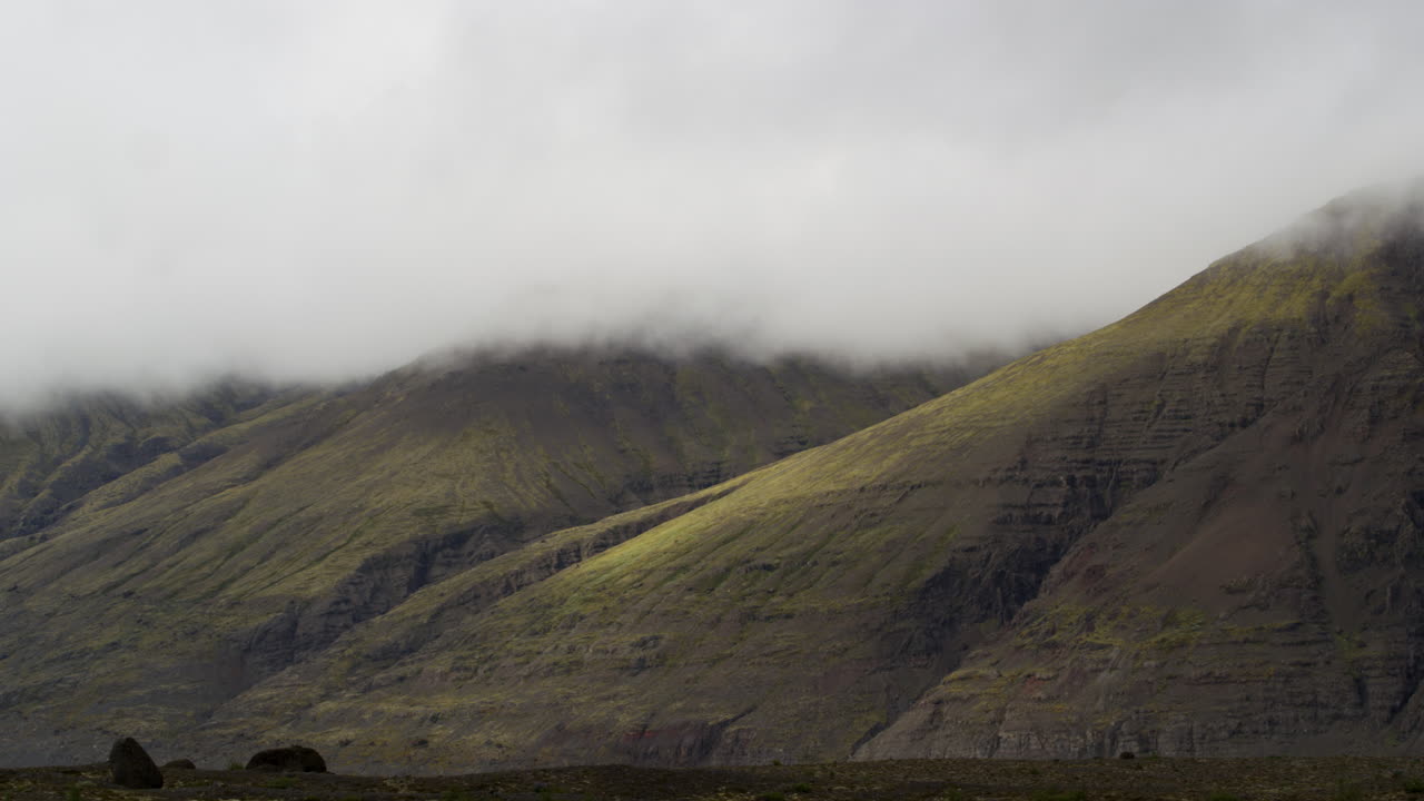 fjallsárlón en islandia, dramáticas nubes bajas cubren las cadenas montañosas en los paisajes duros y premonitorios