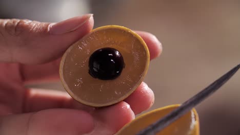 cortar a mano el longan por la mitad, cerrar