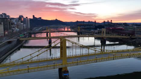 puesta de sol sobre tres puentes amarillos y parque pnc en pittsburgh pennsylvania