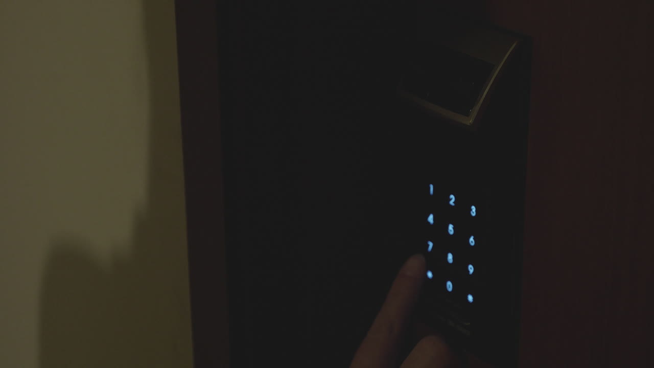 mujer usando una cerradura de código electrónico para abrir una habitación de hotel