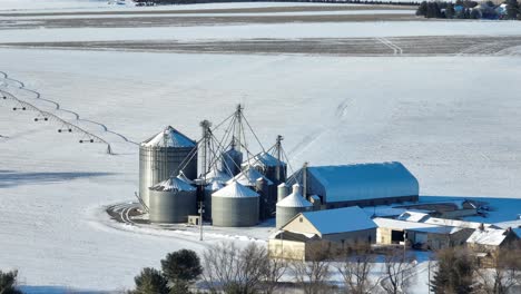 Verschneite-Bauernhofszene-Mit-Silos,-Scheunen-Und-Getreidesilos